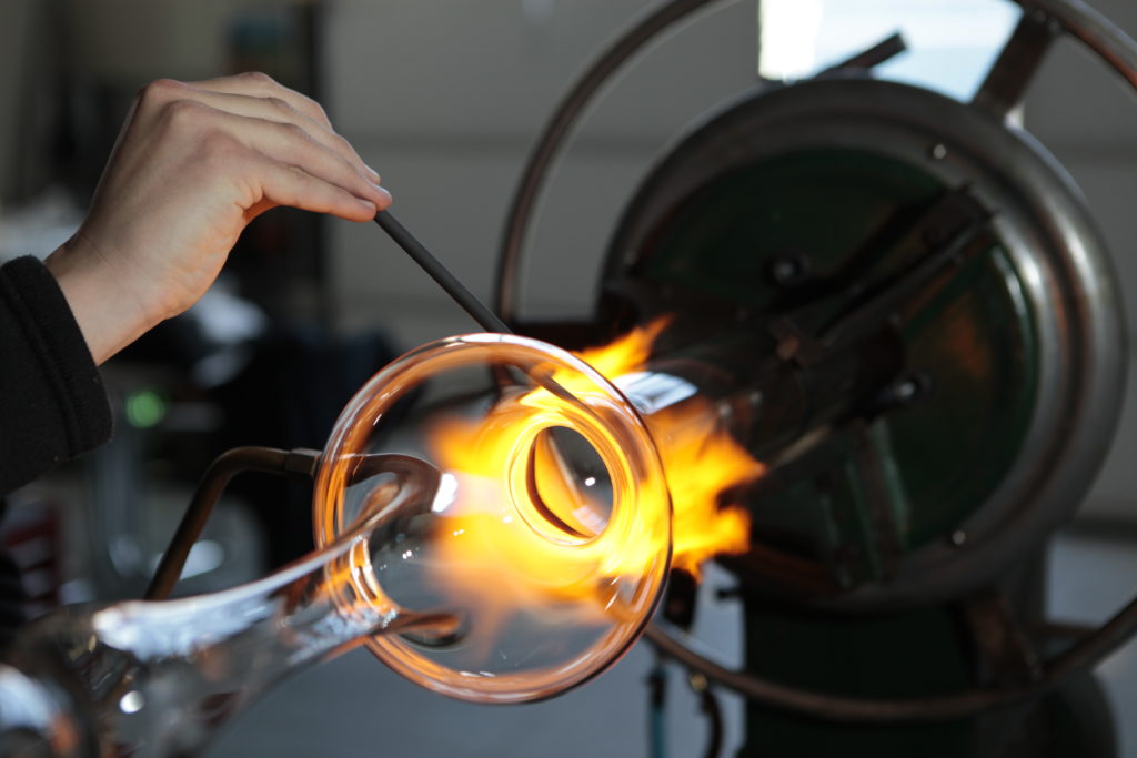 Souffleur de verre. Située à Monthey en Valais, la Verrerie Cardis Sàrl est un atelier de soufflage de verre spécialisé pour
la fabrication et la réparation d appareils en verre borosilicate ou en quartz.